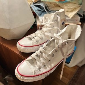 Hi top chuck taylor converse size 5